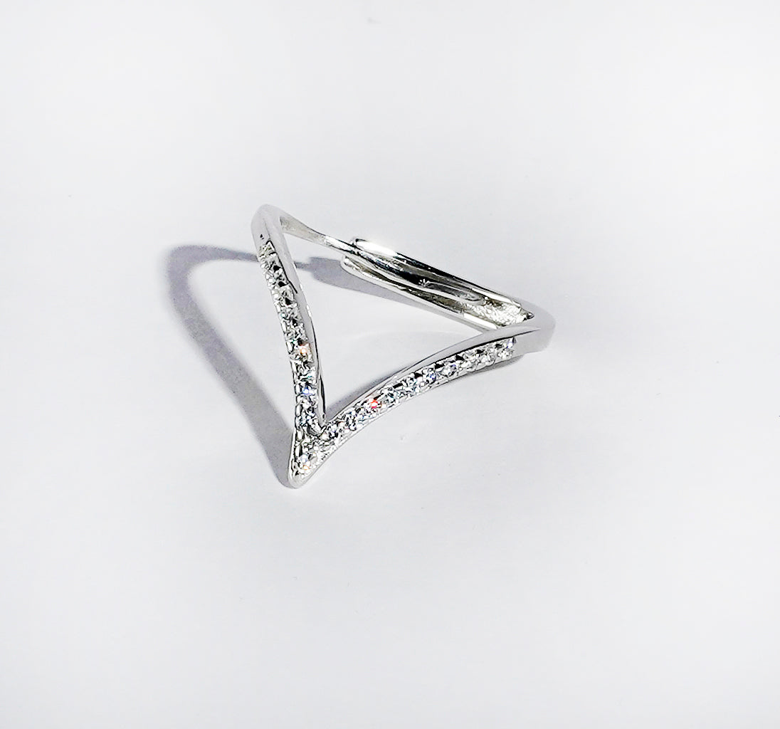 SPARKLING V SHAPE SILVER RING