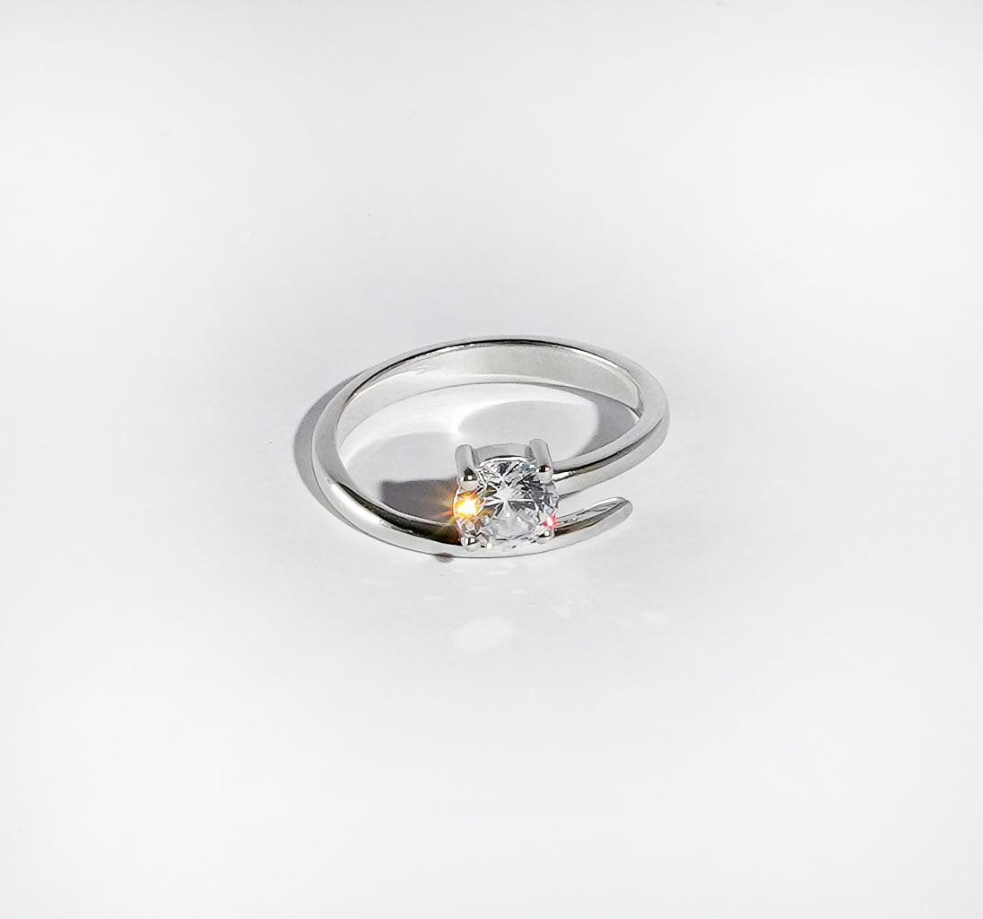 OPENABLE SOLITAIRE SILVER RING