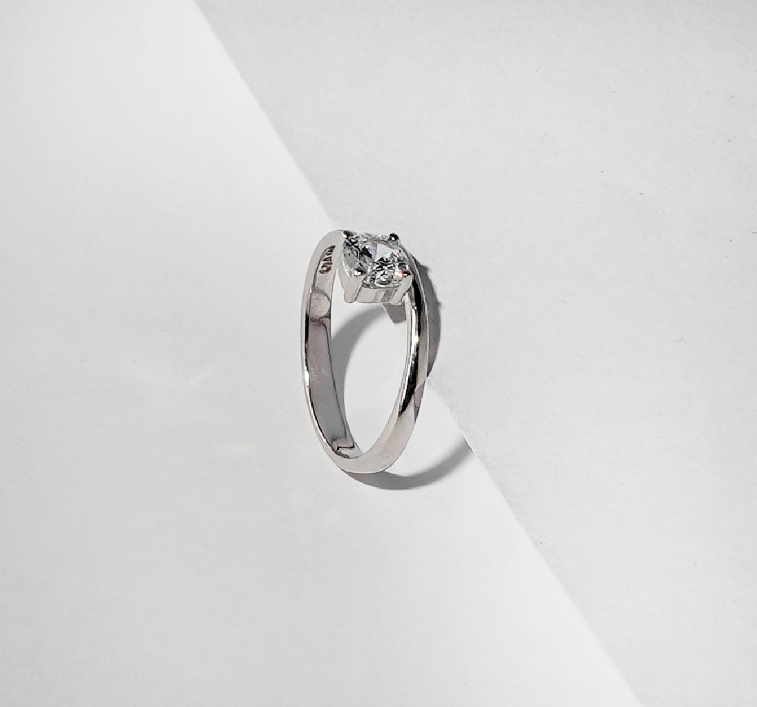 OPENABLE SOLITAIRE SILVER RING